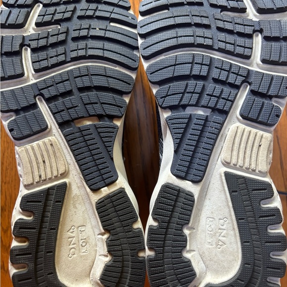 Brooks Dark Blue Men Athletic Shoes 10 NWOT - Picture 6 of 10